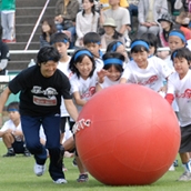 青組のチームリーダー・筑井利江さん（ホッケー／北京オリンピック出場）と一緒に大玉ころがしリレー。