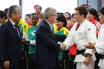 2018年11月、NTCにおいて来日したIOCバッハ会長と懇談する対象選手（写真：アフロスポーツ）