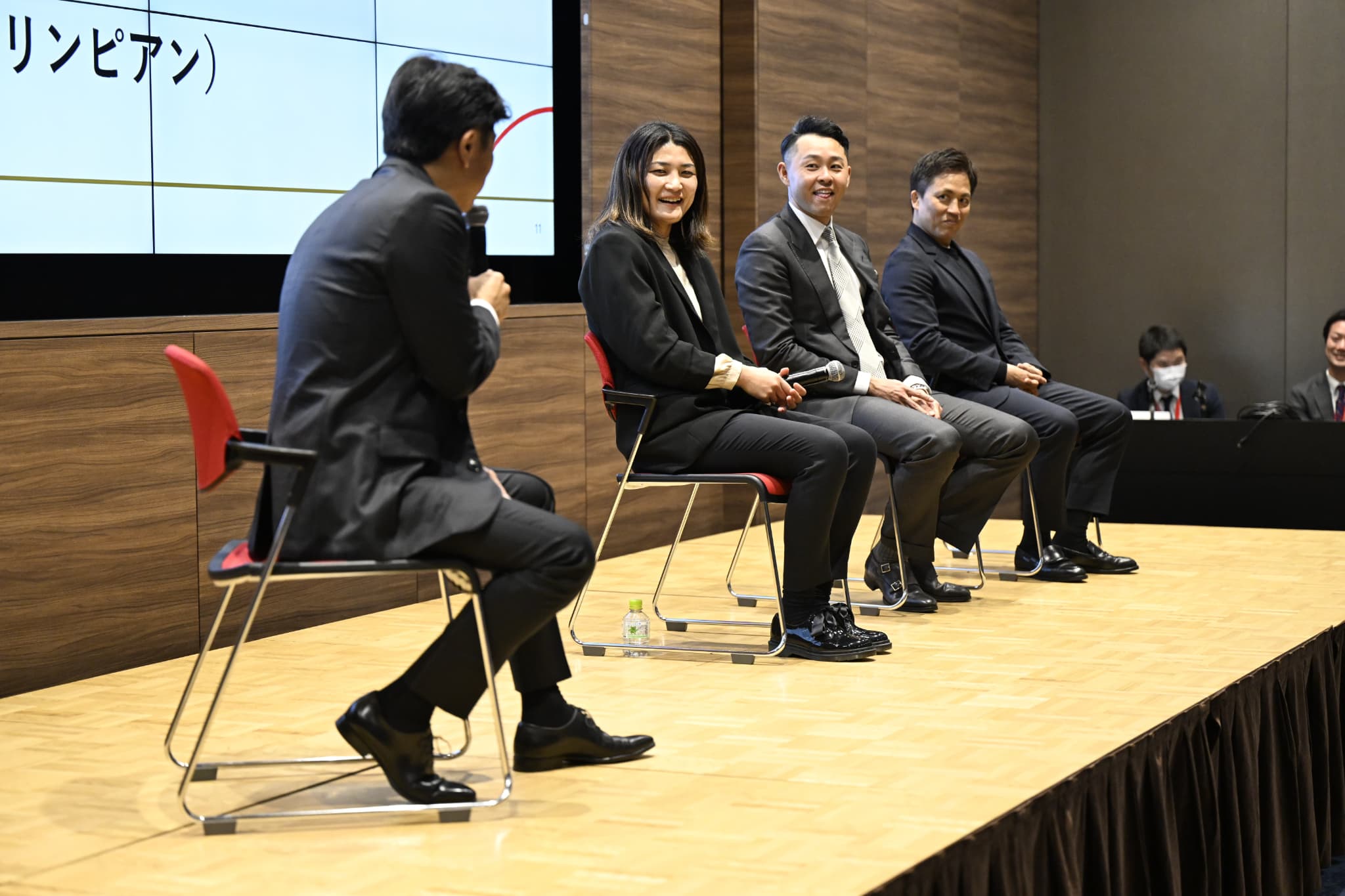 南壮一郎氏がモデレーターを努め、北島康介氏、野村忠宏氏、伊調馨氏が登壇した「オリンピックレジェンドアスリートトークセッション」（写真：フォート・キシモト）