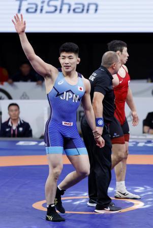 男子フリー８６キロ級準決勝で韓国選手（奥）に勝利し、五輪出場枠を獲得した石黒隼士＝ビシケク（共同）