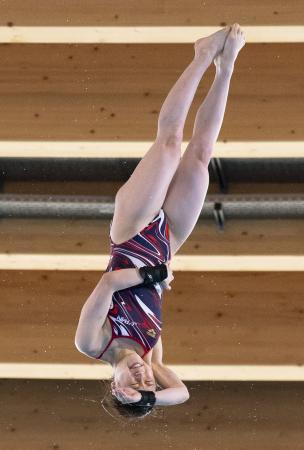 女子高飛び込みで優勝した荒井祭里の演技＝パリ郊外（共同）