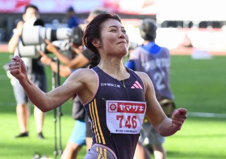 女子１００メートル障害準決勝で１２秒７５をマークし、ガッツポーズする福部真子。パリ五輪の参加標準記録を突破した＝デンカビッグスワンスタジアム（共同）