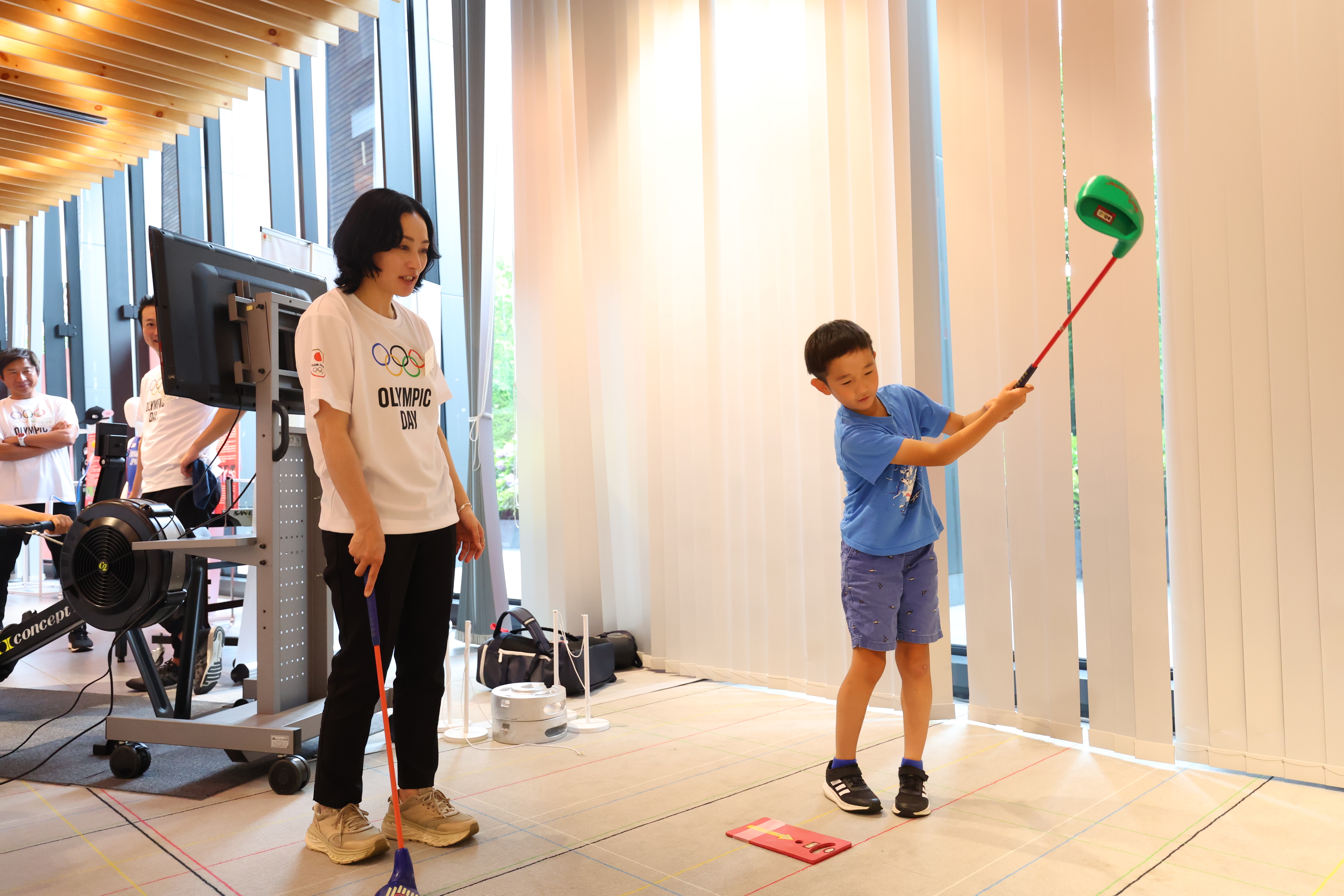 来館者とゴルフの競技体験をする上村愛子さん（写真：アフロスポーツ）