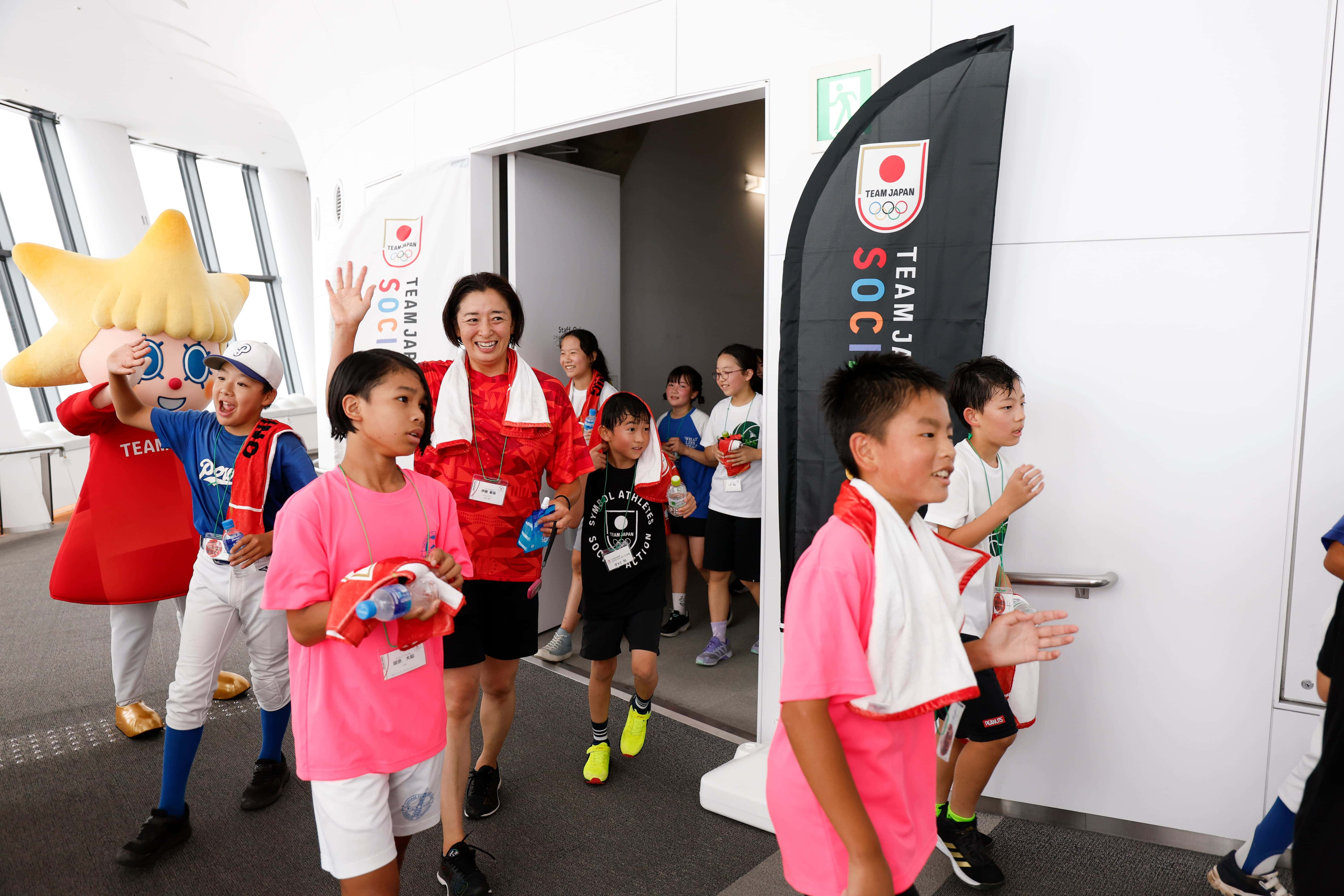 展望台に到着した伊藤華英さんと小学生（写真：フォート・キシモト）