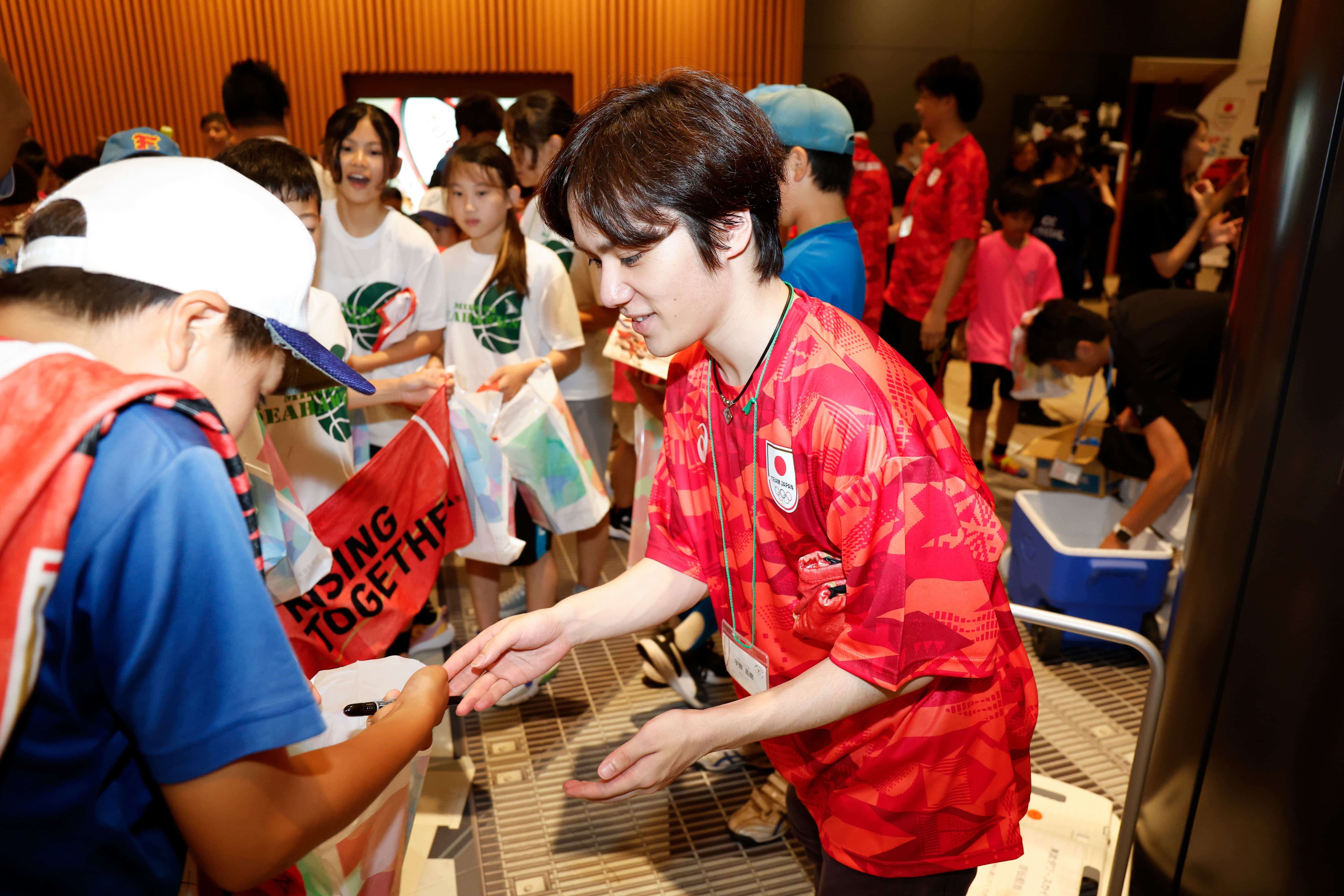 ゴールした後に小学生と交流する宇野昌磨さん（写真：フォート・キシモト）