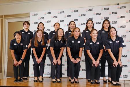 記念撮影に応じるパリ五輪のラグビー７人制女子日本代表の（前列左から）中村、大谷、平野、内海、原、堤、（後列左から）松田、田中、三枝、水谷、西、梶木＝８日、東京都内のホテル