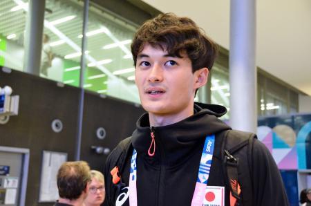 パリ近郊のシャルル・ドゴール空港に到着し、取材に応じるパリ五輪陸上日本代表の豊田兼＝２４日（共同）