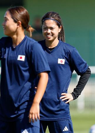 サッカー女子１次リーグのスペイン戦に向けた練習で、笑顔を見せる長谷川＝ナント（共同）