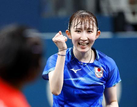 女子シングルス準々決勝　ポイントを奪いガッツポーズする早田ひな＝パリ（共同）