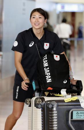 パリ五輪を終え、帰国した競泳女子の池江璃花子＝６日、羽田空港