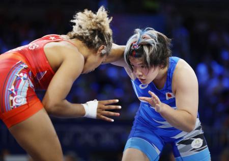 女子７６キロ級決勝　米国選手と対戦する鏡優翔＝パリ（共同）