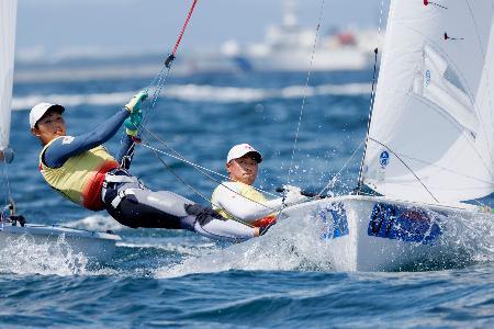 セーリングの全日本４７０級選手権で優勝した岡田奎樹（右）、吉岡美帆組＝江の島ヨットハーバー沖（日本４７０協会提供）