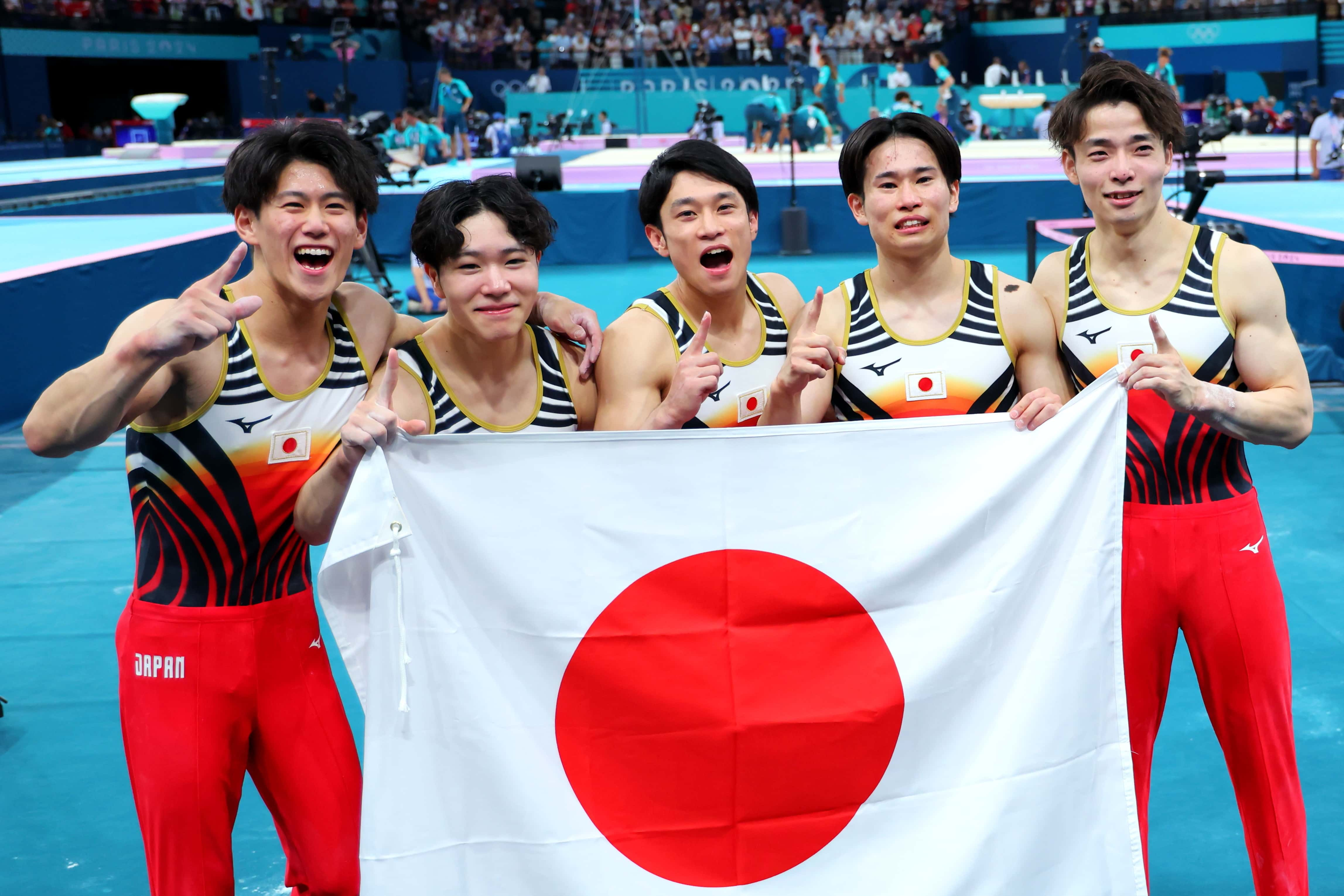 メダルを獲得し記念撮影する選手たち（写真：西村尚己／アフロスポーツ）