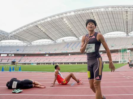 男子４００メートル（タイムレース）で優勝した佐藤拳太郎。中央は２位の中島佑気ジョセフ、左は３位の佐藤風雅＝デンカビッグスワンスタジアム（共同）