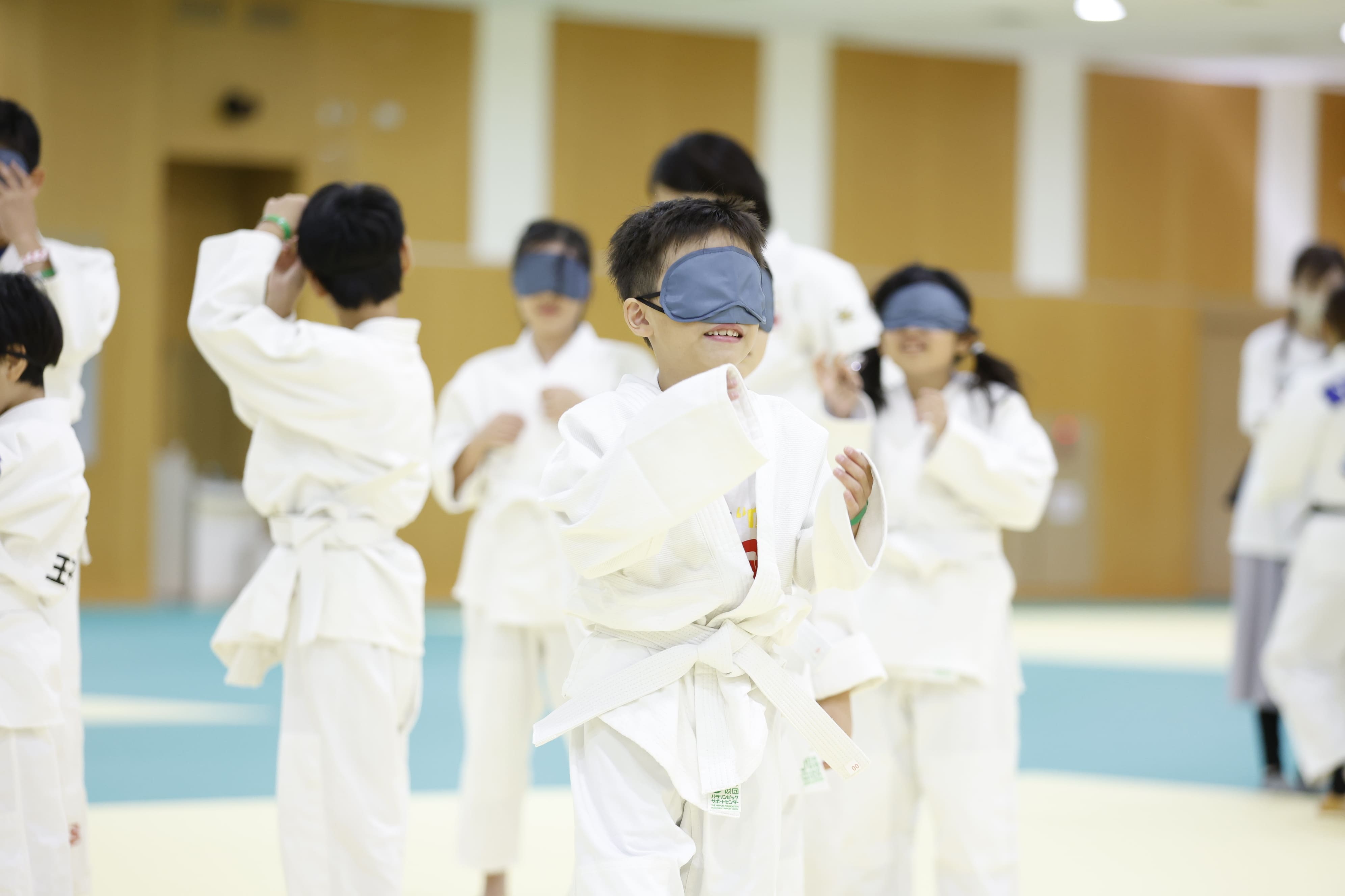 パラ柔道の視界を体験する子ども達（写真：フォート・キシモト）