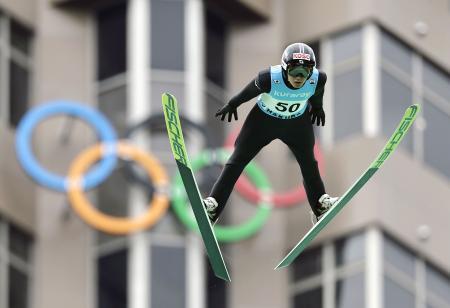 男子ノーマルヒルで優勝した内藤智文の２回目＝白馬ジャンプ競技場