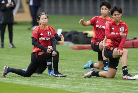 サッカー女子国際親善試合の韓国戦に向け、最終調整する長谷川（左）ら＝国立競技場（共同）