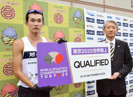 ２時間２１分４７秒の世界記録で優勝し、世界選手権代表に決まった男子の川野将虎（左）＝山形県高畠町