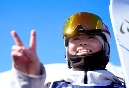 モーグル女子で２位となり、ポーズをとる冨高日向子＝サンモリッツ（共同）