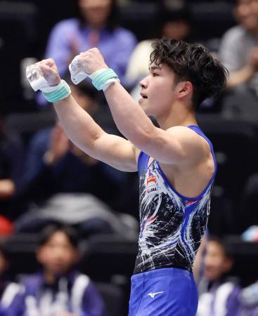 男子個人総合決勝　つり輪を終え、観客の声援に応える岡慎之助＝高崎アリーナ