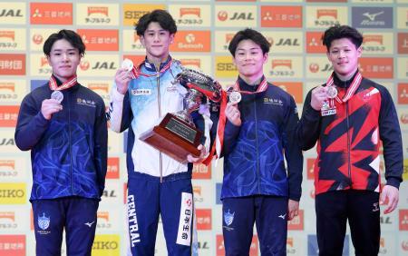 男子個人総合のメダルを手にする（左から）２位の岡慎之助、５連覇の橋本大輝、３位の長谷川毅と角皆友晴＝高崎アリーナ