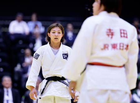３回戦で寺田宇多菜（右）に旗判定で敗れた角田夏実＝横浜武道館