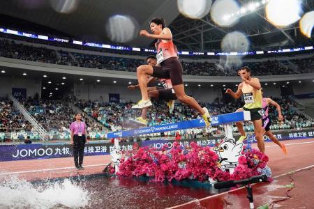 男子３０００メートル障害　障害を越える三浦龍司。８分１０秒１１で６位となった＝アモイ（共同）