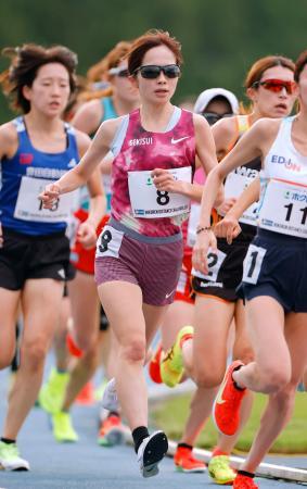 女子５０００メートルＡ　力走する佐藤早也伽（８）＝深川市陸上競技場