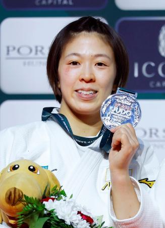 女子５７キロ級で獲得した銀メダルを手にする玉置桃＝ブダペスト（共同）