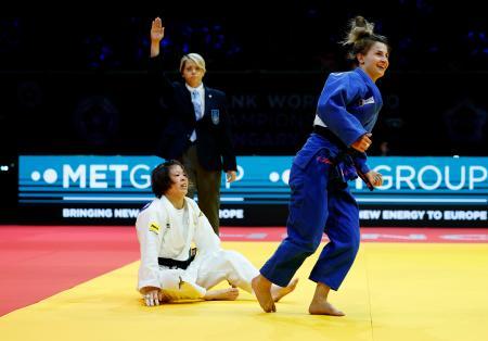 女子５７キロ級決勝でジョージア選手（右）に敗れた玉置桃＝ブダペスト（共同）