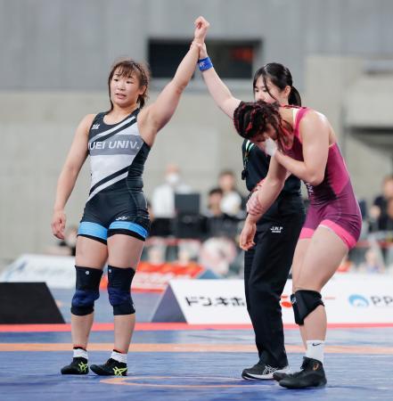 世界選手権代表を決める女子６２キロ級プレーオフで尾崎野乃香（右）に勝利した元木咲良＝東京体育館
