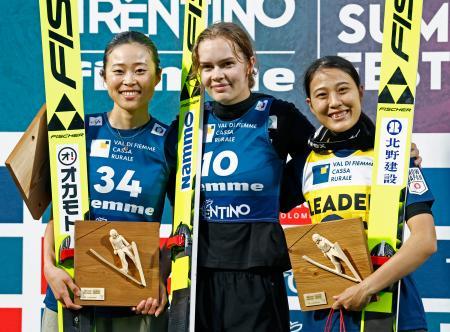 ＧＰジャンプ女子個人第８戦で２位に入った勢藤優花（左）と３位の丸山希（右）＝バルディフィエメ（共同）
