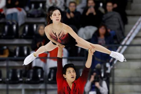 ペアＳＰ　演技する三浦璃来（上）、木原龍一組＝アンジェ（共同）