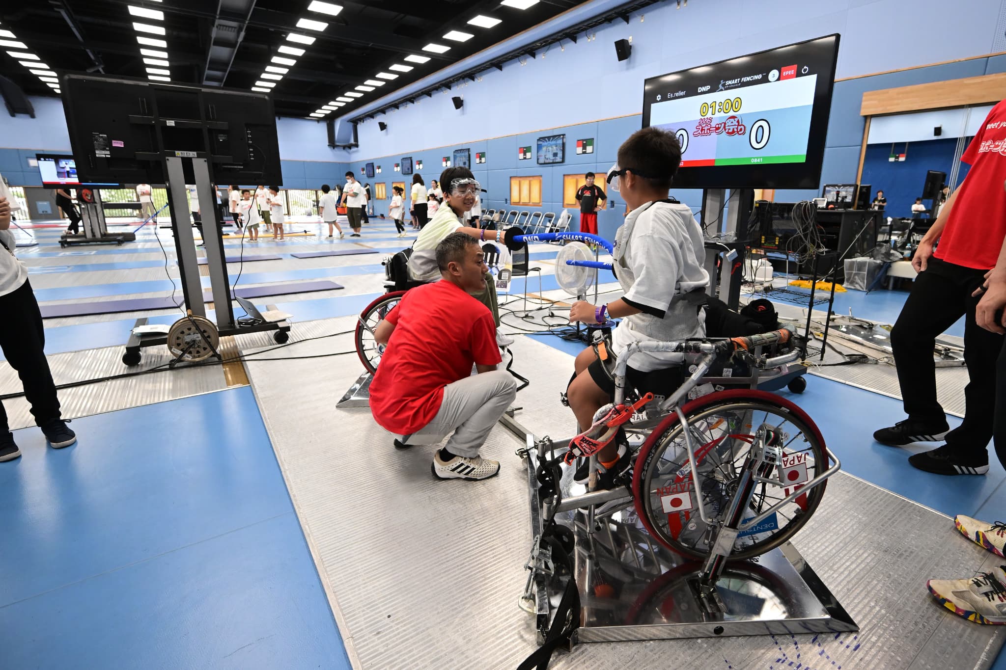 フェンシング体験教室で指導をする小林善洋さん（写真：アフロスポーツ）