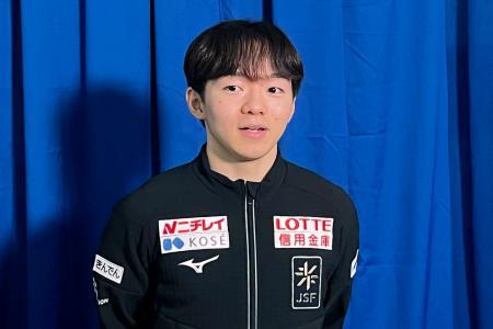 優勝から一夜明け、取材に応じる鍵山優真＝９日、大阪府門真市