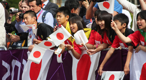 Cheer on the women triathlon along the streets